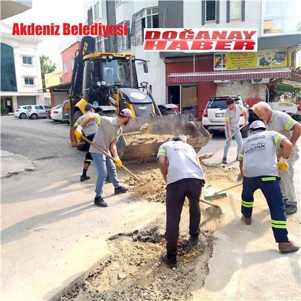 AKDENİZ’DE YENİ YOLLAR AÇILIYOR, KALDIRIMLAR YENİLENİYOR